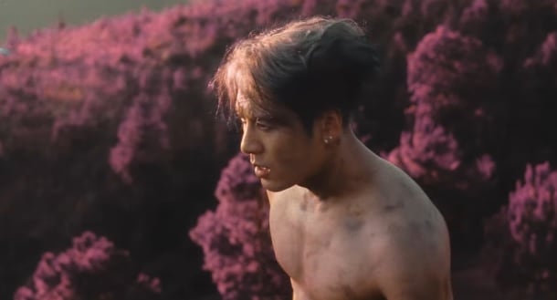 Jackson Wang en el video de YouTube de su canción Made Me a Man.