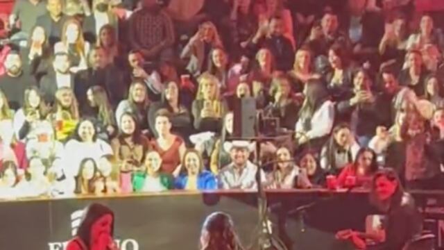 fanática le quitó el micrófono a Yuridia