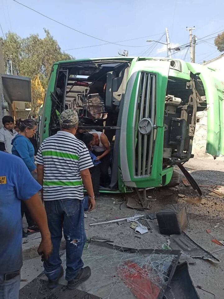 Tlalnepantla: camión ruta 18 cae de 3 metros de altura