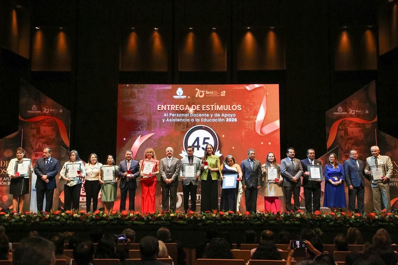 Libia Dennise reconoce trayectoria docente y celebra premio mundial para escuela de Guanajuato.