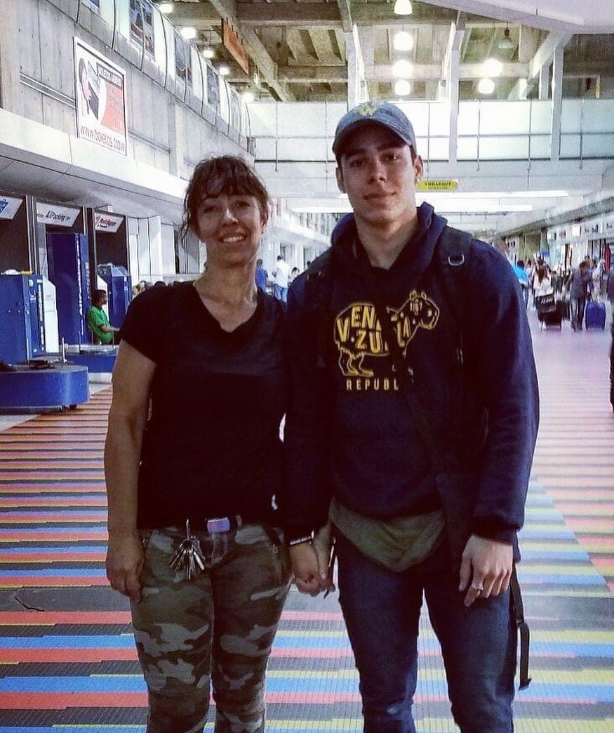 El Chamo Salas, exnovio de Caeli, con su mamá.