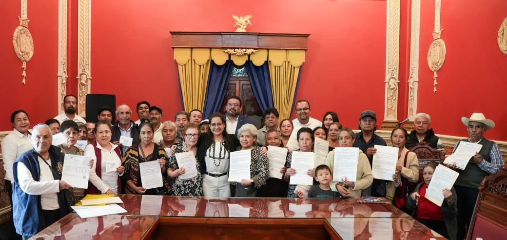 Fernanda Espinosa entrega resoluciones gratuitas de actas de nacimiento