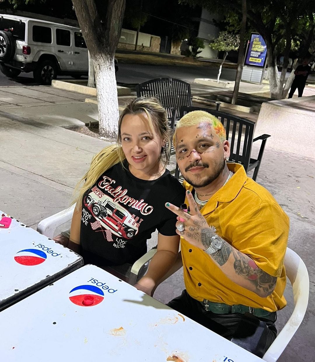 Fan con Christian Nodal en local de hot dogs.
