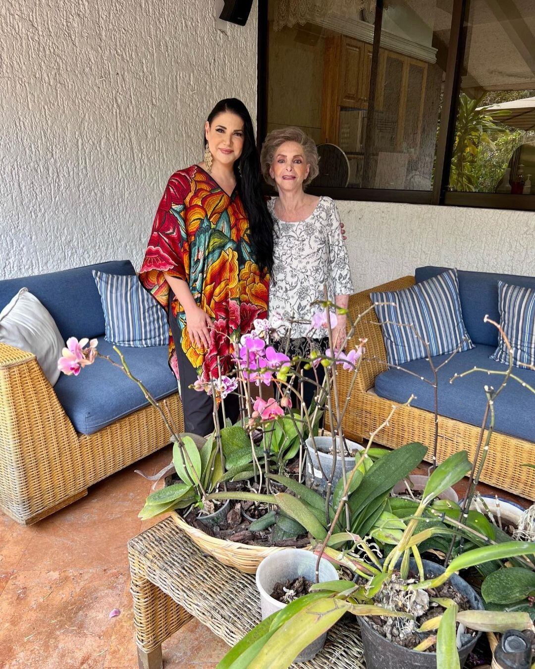 Doña Cuquita y Alejandra Ávalos.