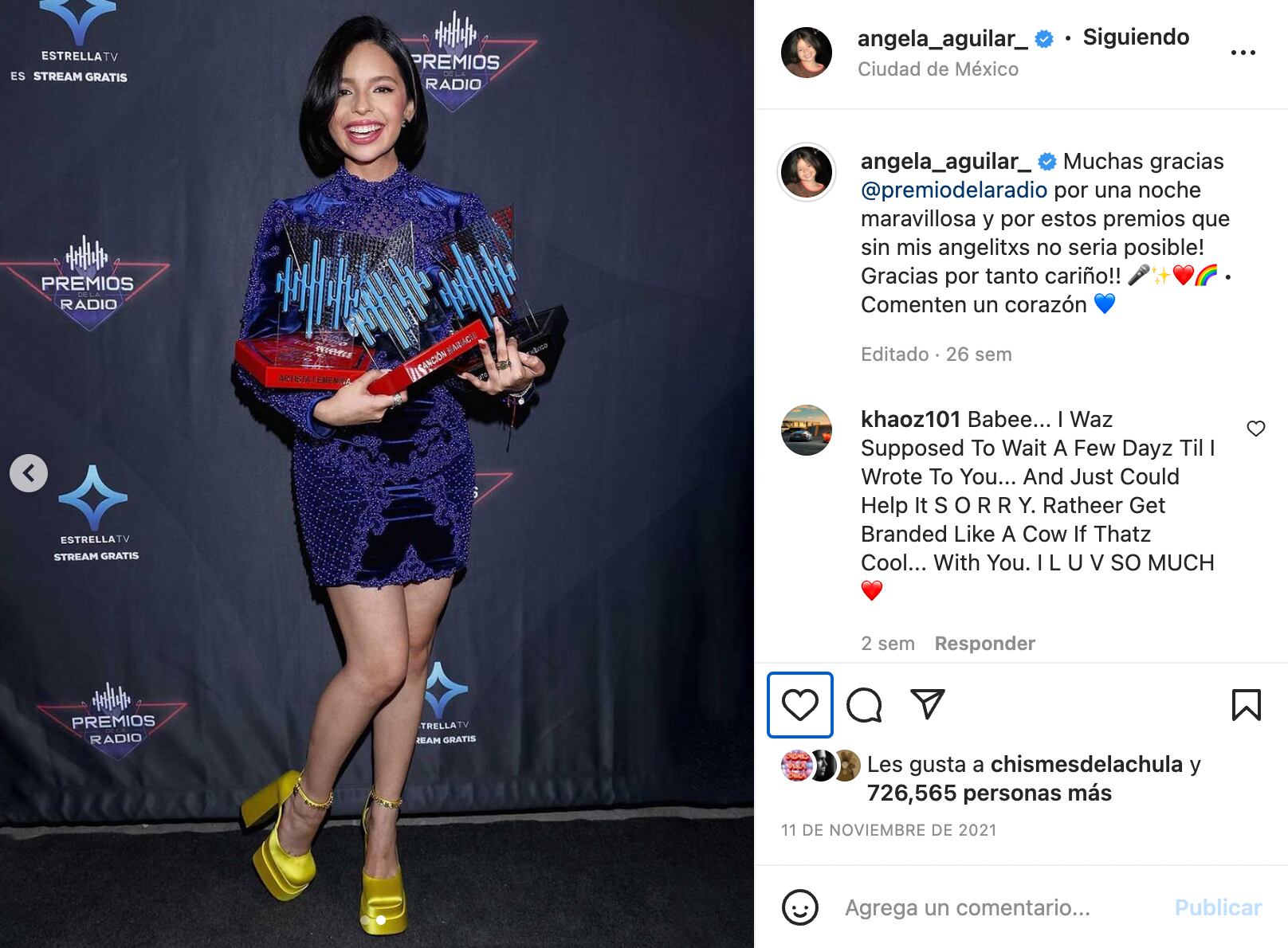 Ángela Aguilar con unos zapatos Versace