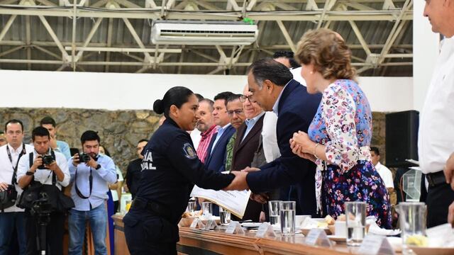 El gobernador Héctor Astudillo felicitó a los elementos policiacos.