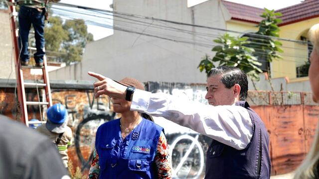 Giovani Gutiérrez retira cableado aéreo en desuso de Coyoacán