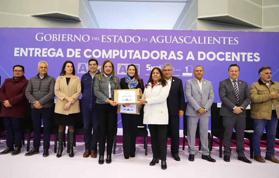 Tere Jiménez entrega computadoras en Aguascalientes
