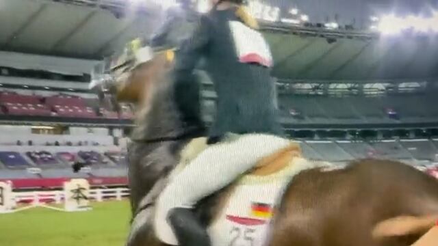 Kim Raisner golpea al caballo