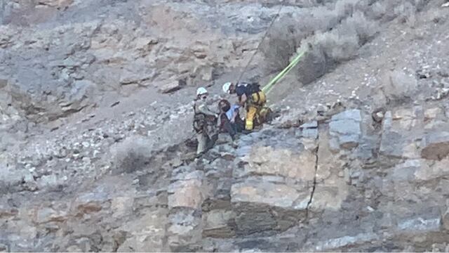 Excursionista cae en acantilado