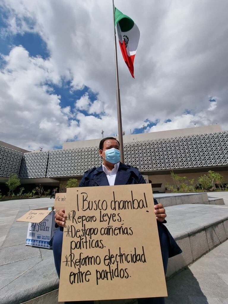 Joven buscando trabajo en la Cámara de Diputados
