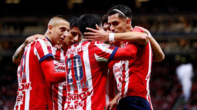 Referente de Chivas sufre robo afuera de una plaza