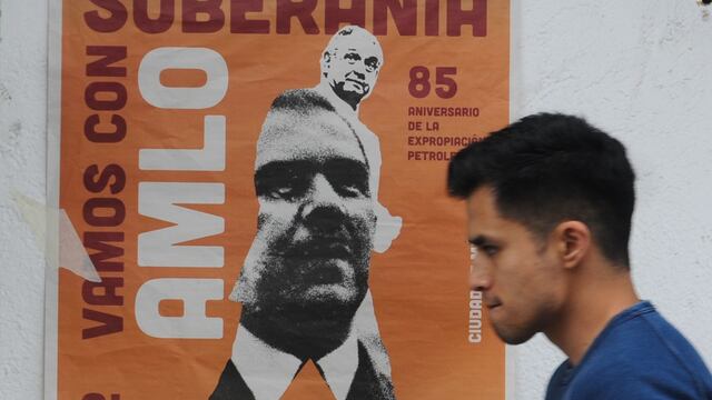 Carteles con la imagen del presidente de México, Andrés Manuel López Obrador, se encuentran en distintos muros de la ciudad donde se invita a la gente a asistir al Zócalo.