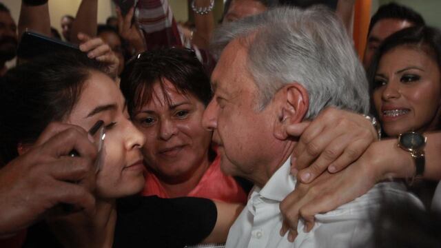Un tumulto de seguidores y reporteros recibió a López Obrador en el Aeropuerto Internacional de Mazatlán.