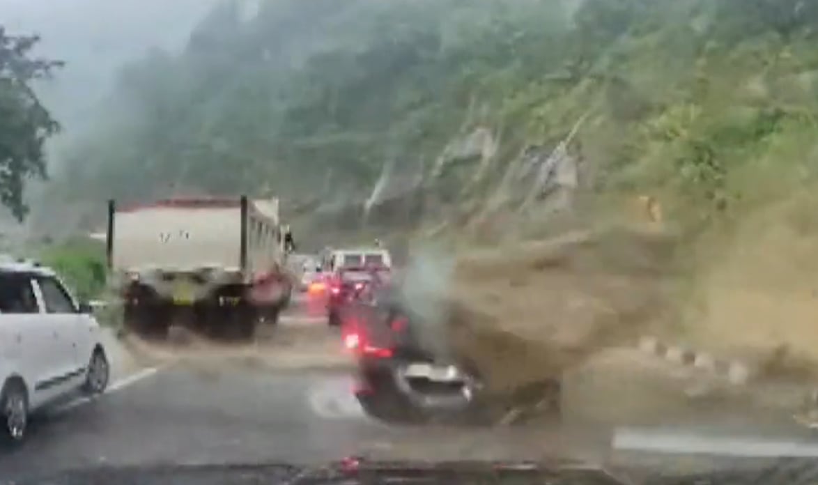 Una roca cae sobre carretera en la India, aplasta a dos coches y mata a dos personas
