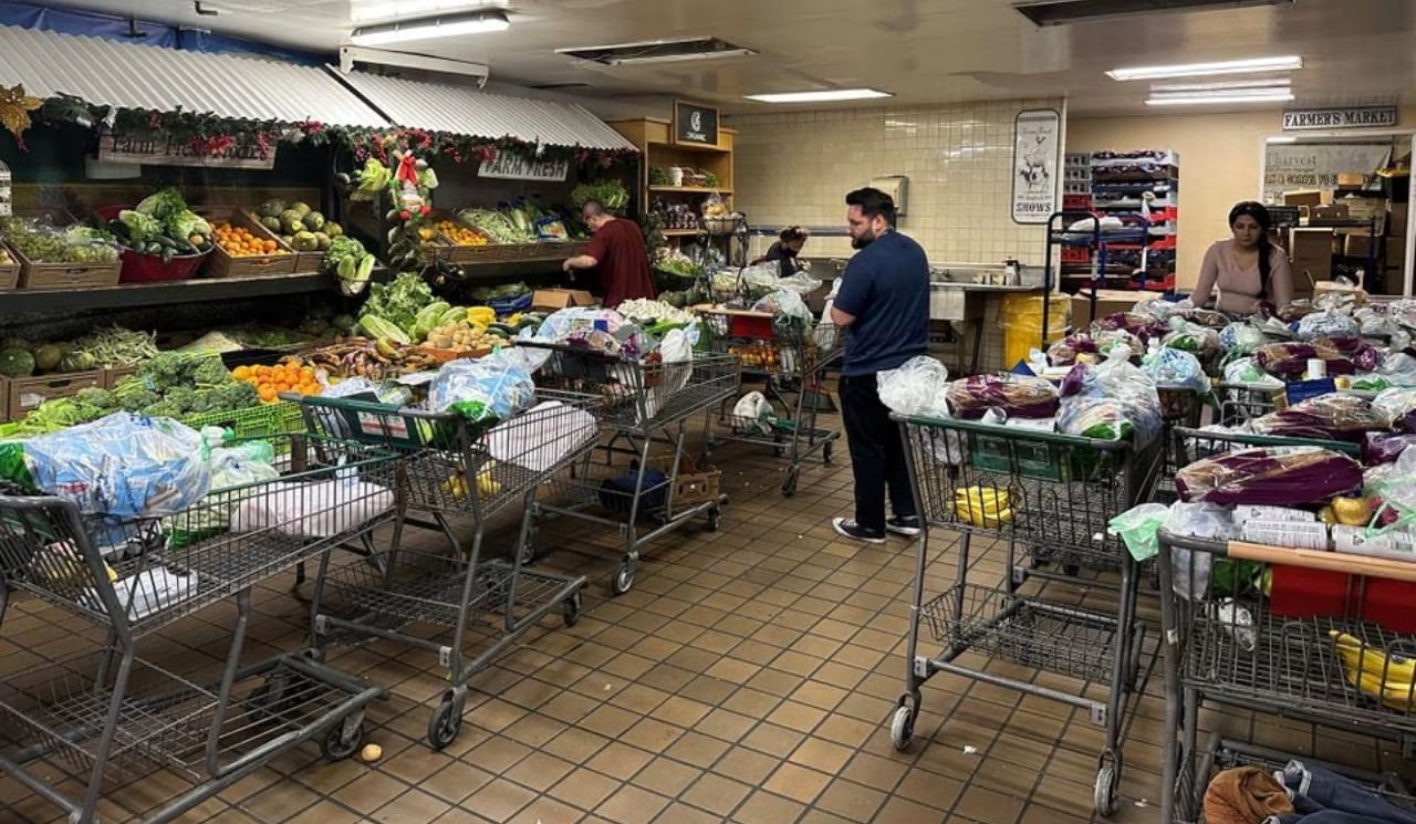 Por huelga de actores, guionistas de Hollywood acuden a banco de alimentos gratis