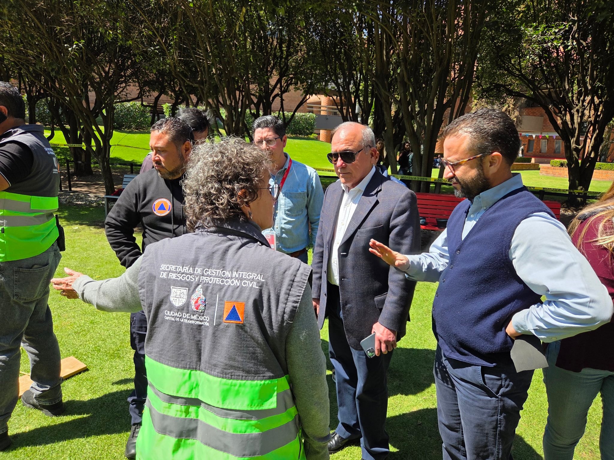 SGIR y PC de la CDMX atienden el accidente con la tarima en la Ibero.