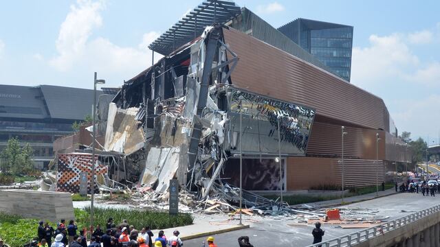 Derrumbe parcial en Plaza Artz Pedregal.