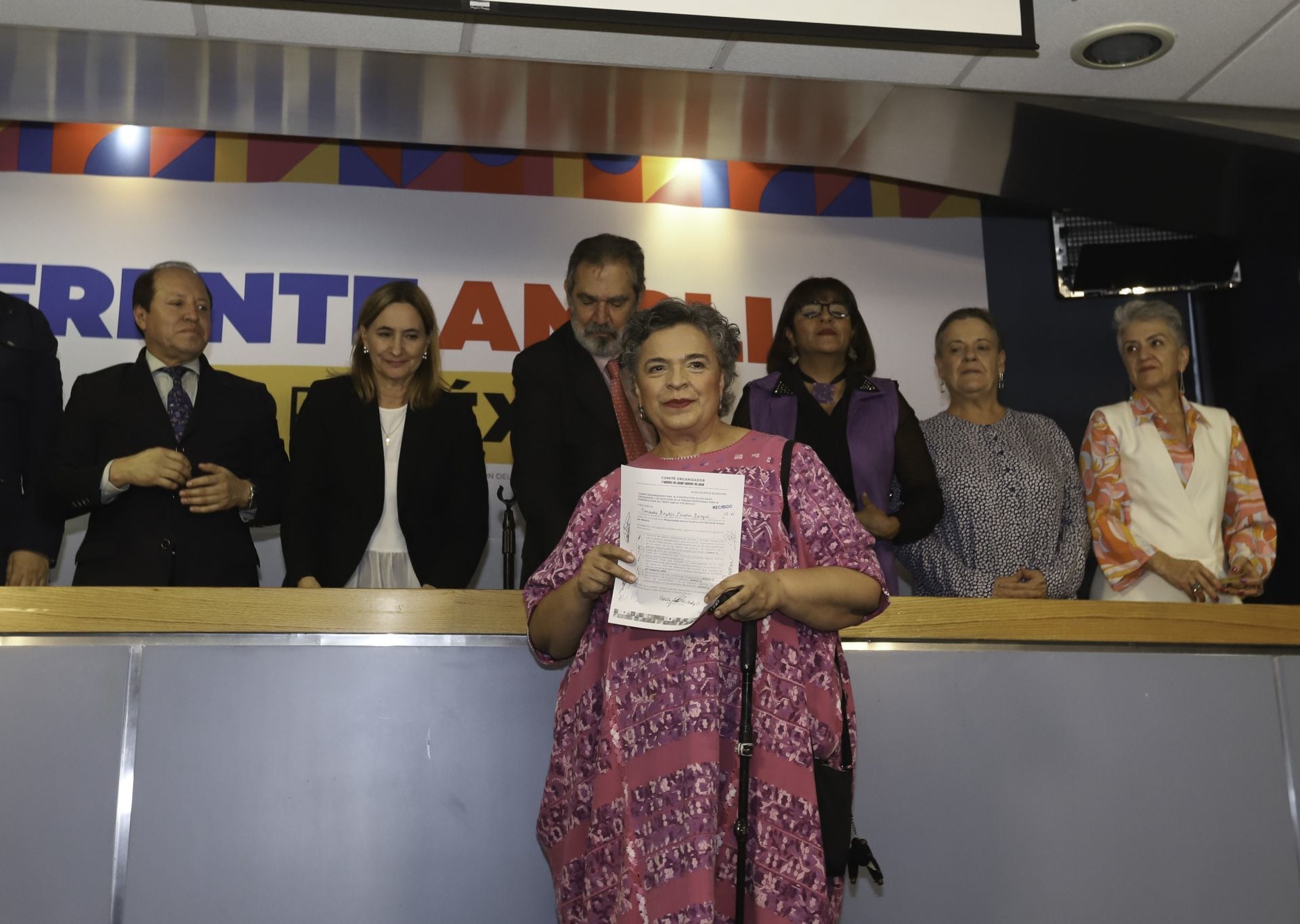 Beatriz Paredes se registra
