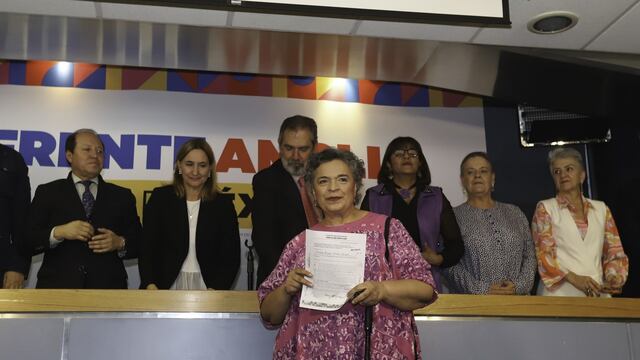 Beatriz Paredes se registra