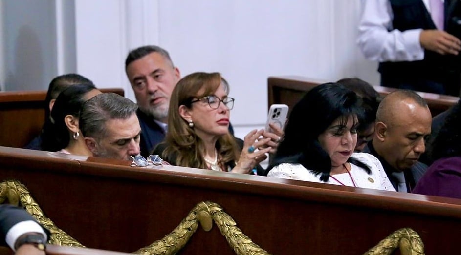 Sergio Mayer se duerme durante Primer Informe de Clara Brugada pero no es el único