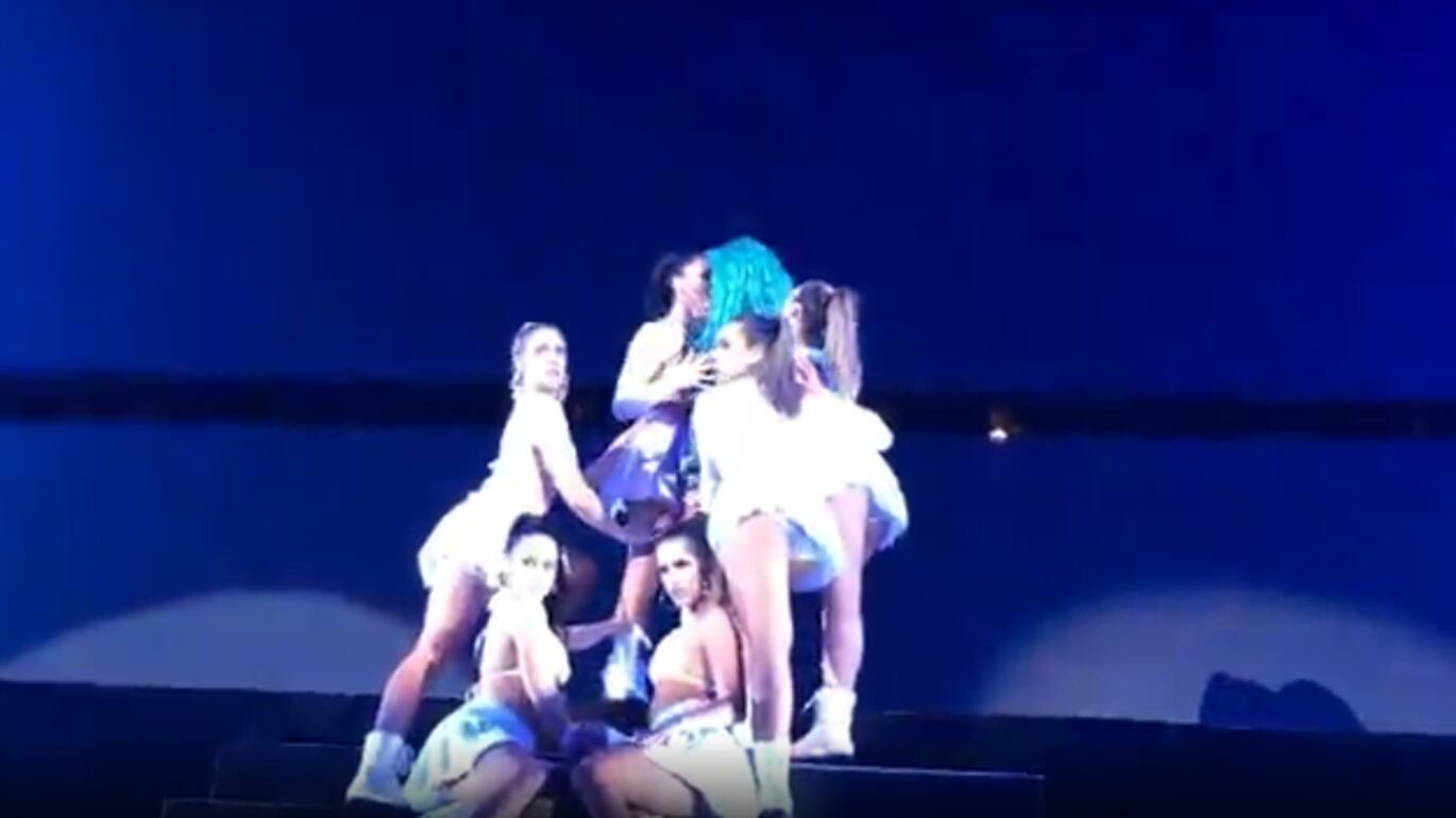 Karol G se besa con bailarina