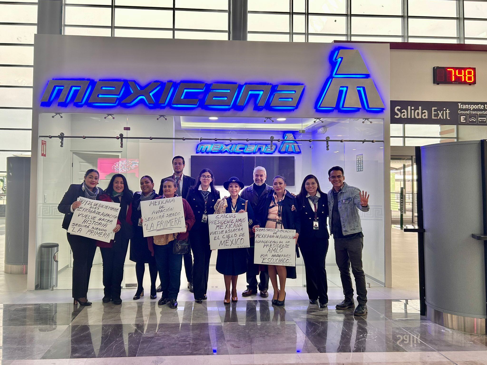 Grupo de jubilados de Mexicana de Aviación con la tripulación del primer vuelo de la nueva Mexicana
