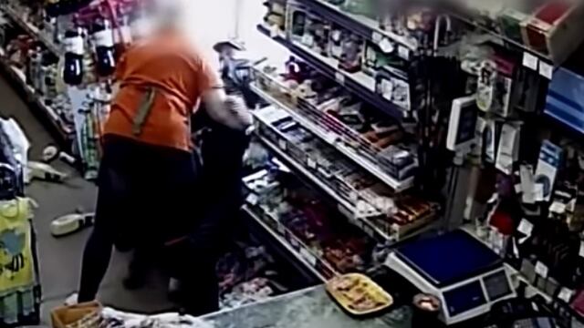 En Rusia, una vendedora logró someter a un ladró que quería asaltar la tienda