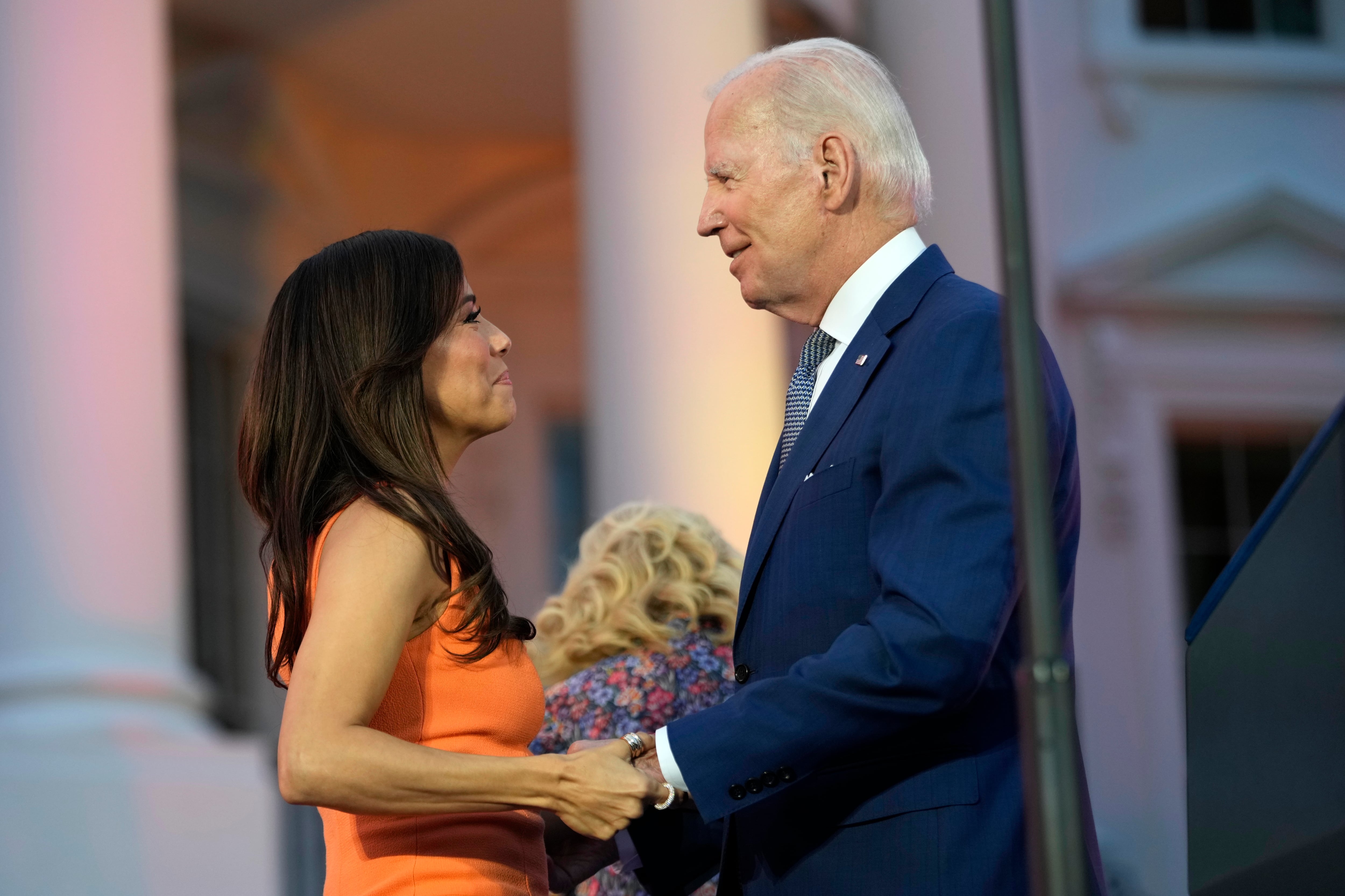 ¿Eva Longoria fue toqueteada por Joe Biden? Un video probaría el acoso a la actriz