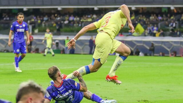El penal a favor de América en la final.