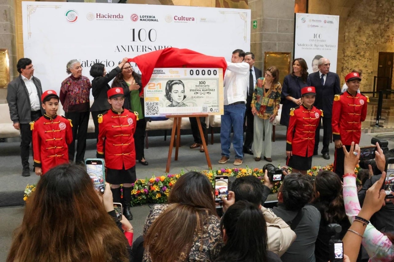 Olivia Salomón presenta homenaje de Lotería Nacional a Ifigenia Martínez