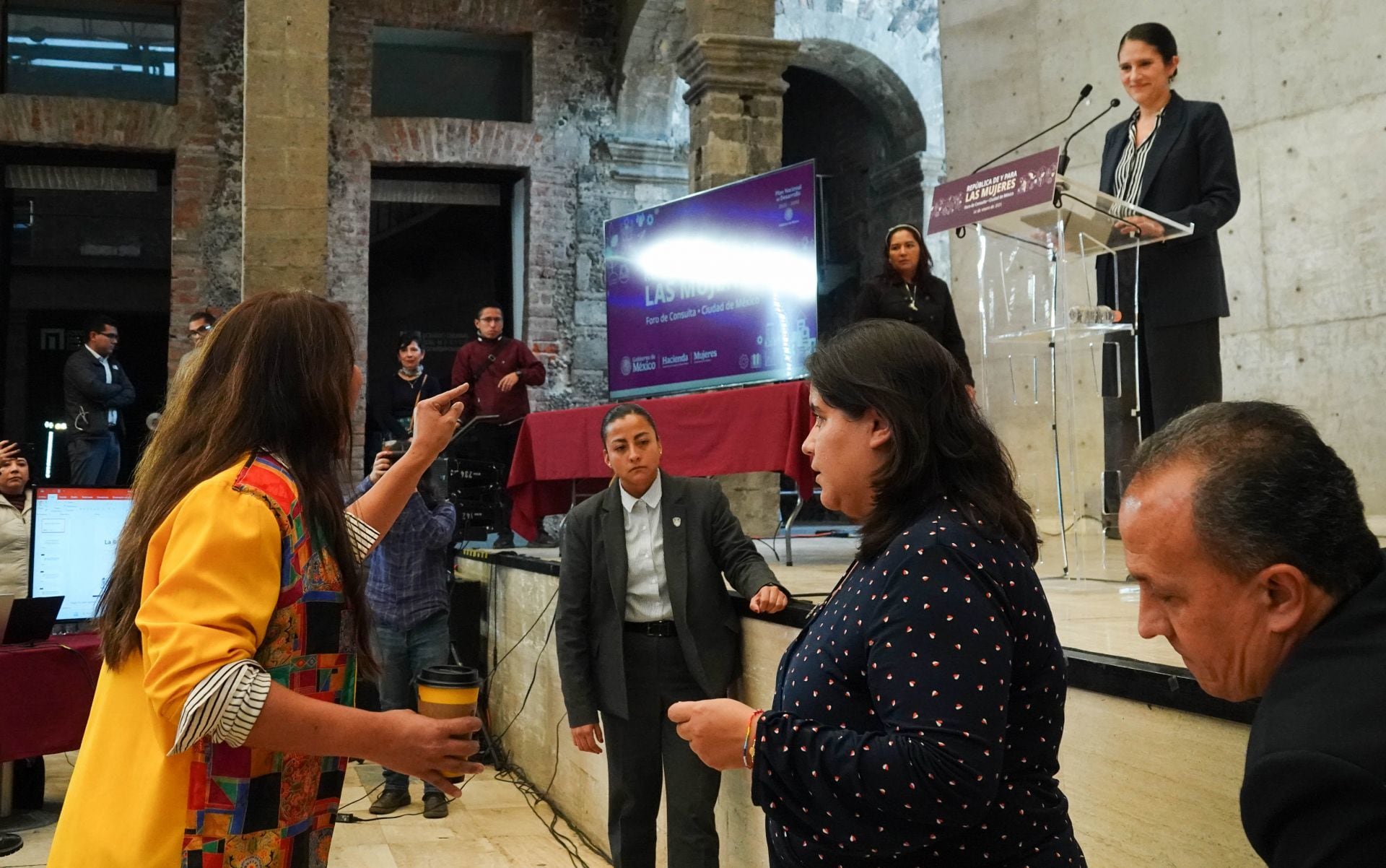 Activista trans encaró a Bertha Alcalde Luján