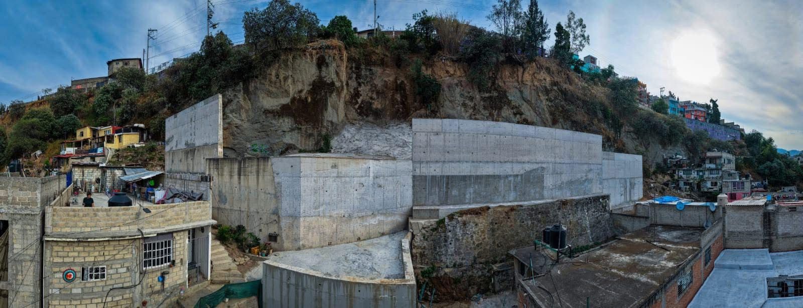 Isaac Montoya supervisa construcción de muros de contención en Naucalpan.