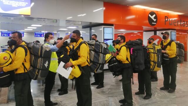 Bomberos mexicanos ayudan en Canadá