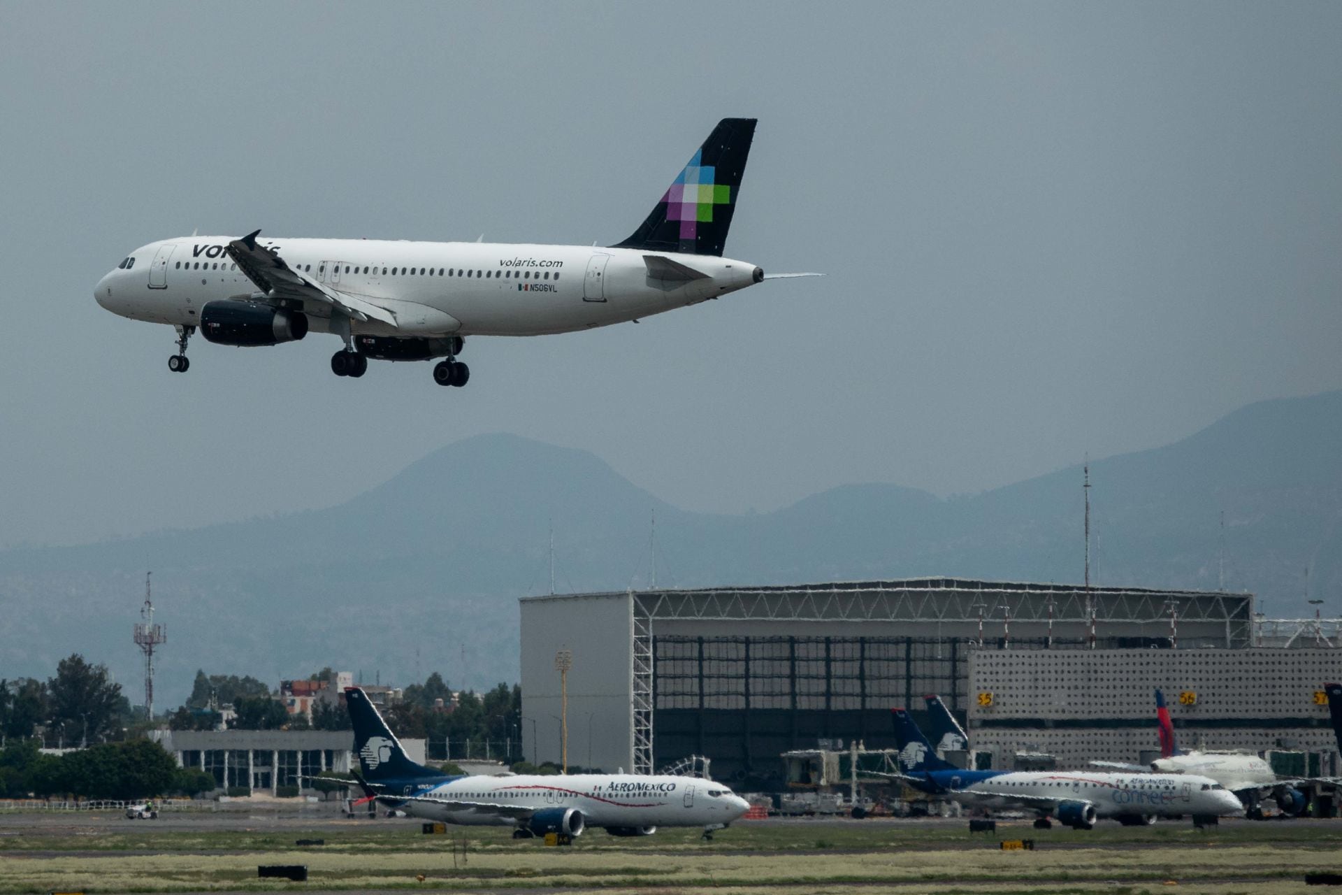 La aerolínea Volaris canceló operaciones luego del pasó del huracán Otis en Acapulco.
