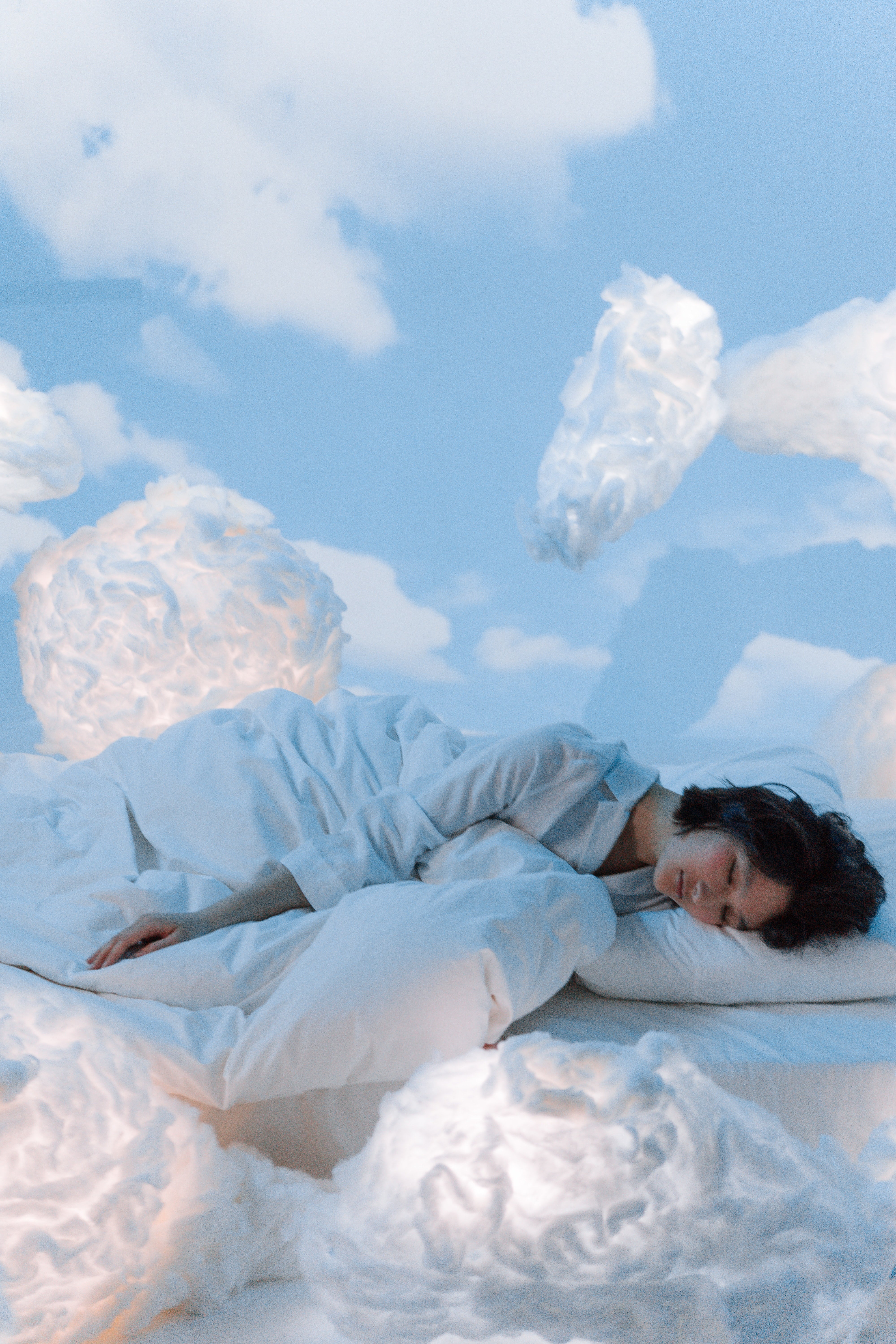 Mujer durmiendo y soñando