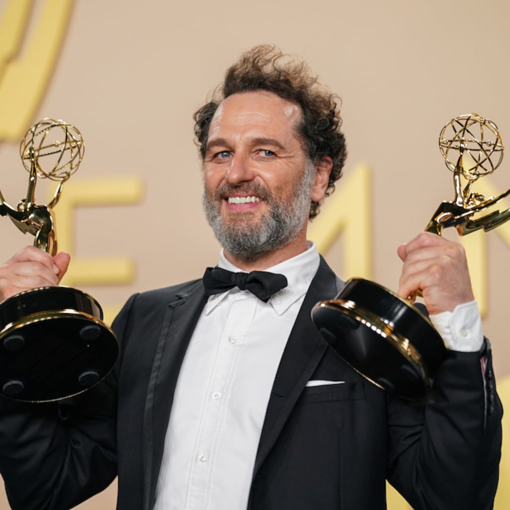 Matthew Rhys hace historia en los Emmy 2026: gana por The Beast in Me y Widow’s Bay