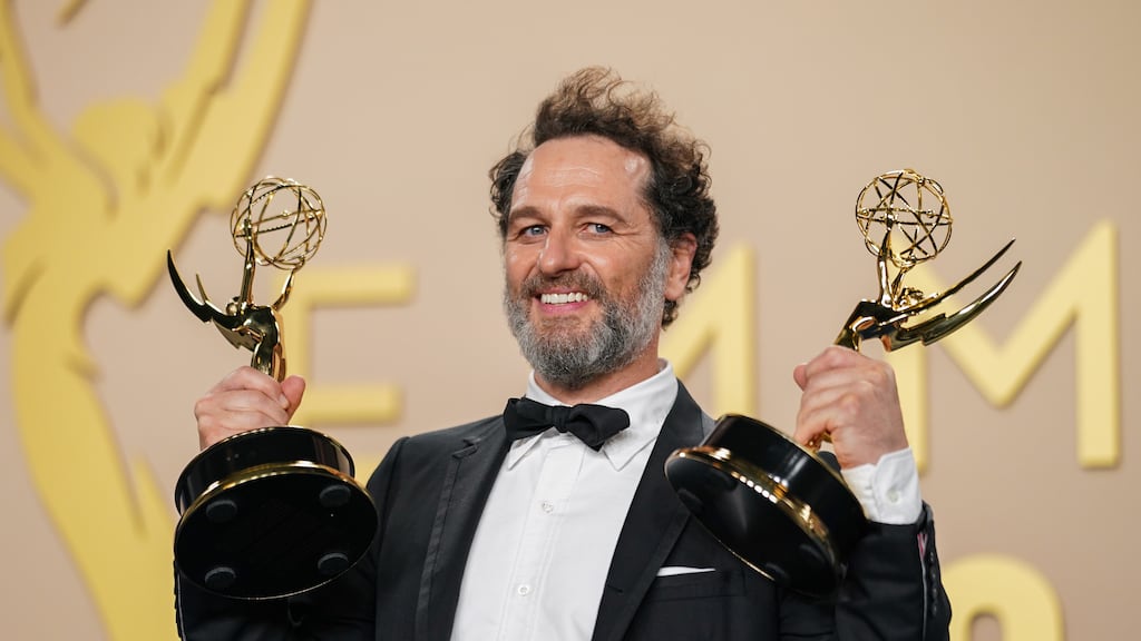 Matthew Rhys hace historia en los Emmy 2026: gana por The Beast in Me y Widow’s Bay