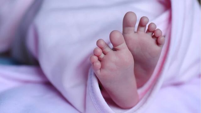 Tiene bebé de 2 cabezas y 3 brazos.