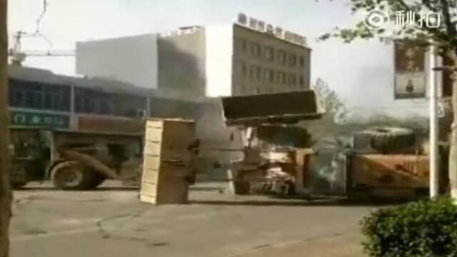 Viralizan pelea de grúas al estilo Transformers.