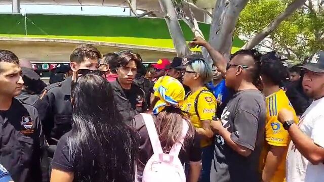 Fans del Club Tigres a las afueras del Estadio Akron.