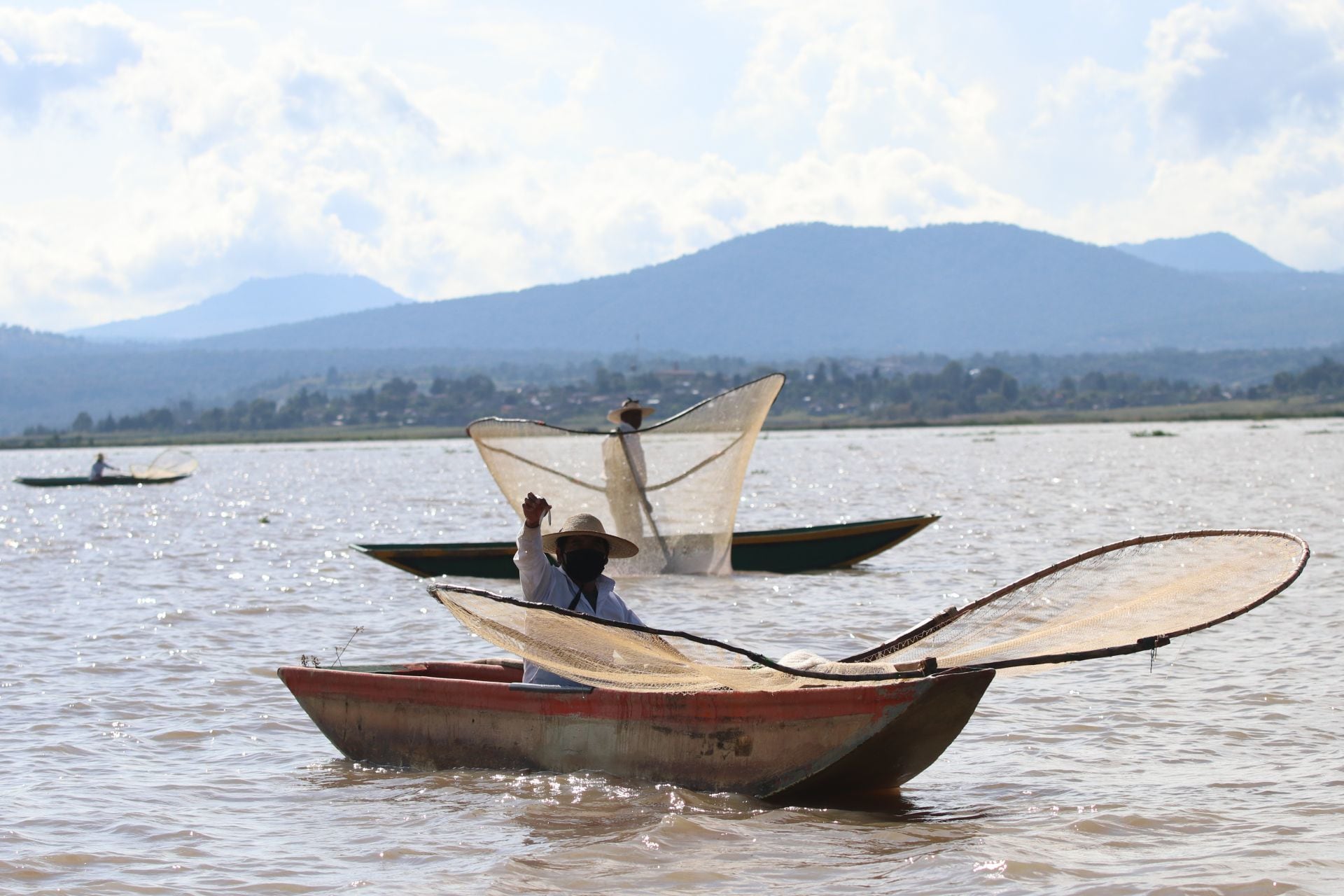 Pescadores ofrecieron una demostración en el lago de Pátzcuaro, en la entrada de la isla de Janitzio