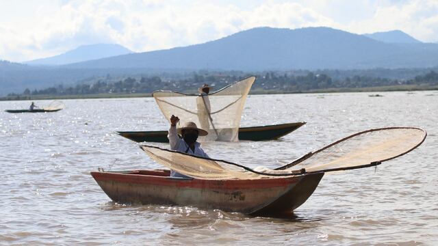 Pescadores ofrecieron una demostración en el lago de Pátzcuaro, en la entrada de la isla de Janitzio