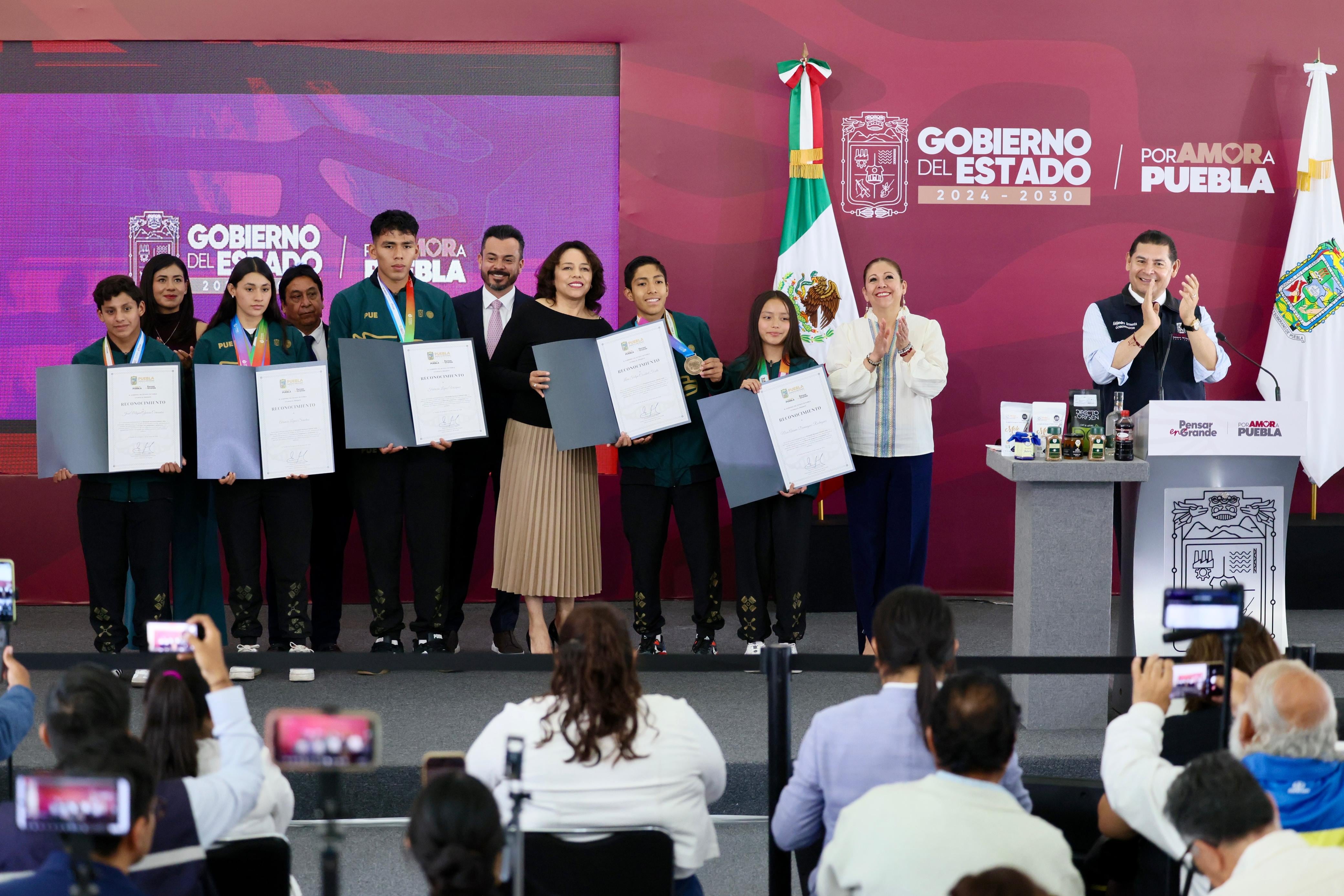 Alejandro Armenta reconoce a atletas poblanos por 56 medallas en CONADE 2026.