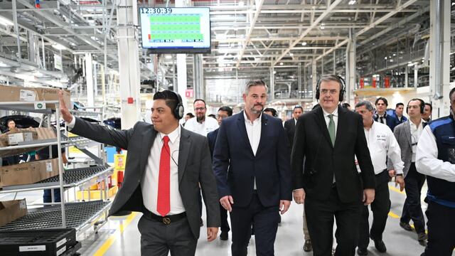 Ricardo Gallardo y Marcelo Ebrard recorren planta de BMW en San Luis Potosí