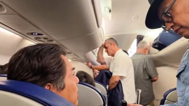 Mario Delgado sufre acoso en AICM por retraso en vuelo