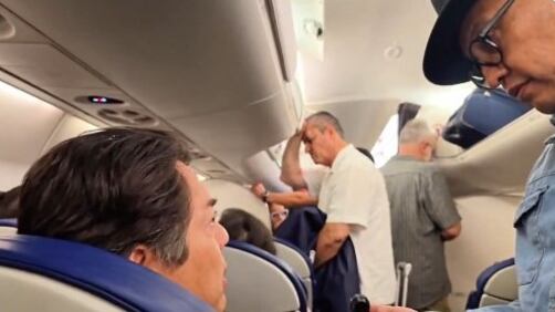 Mario Delgado sufre acoso por AICM durante retraso de vuelo