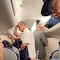 Mario Delgado sufre acoso por AICM durante retraso de vuelo