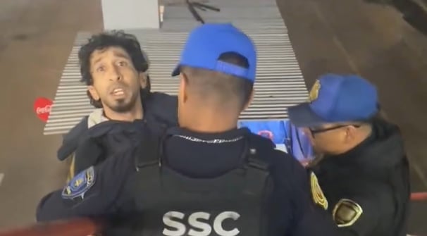 Policías bajaron de Metro Constitución a un joven por tener un perro en su mochila