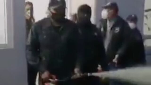 Policía arroja extinguidor a manifestantes